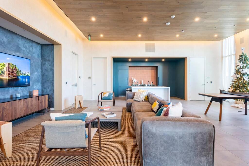Central Modern W/ Amazing Luxury Amenities Apartment *
