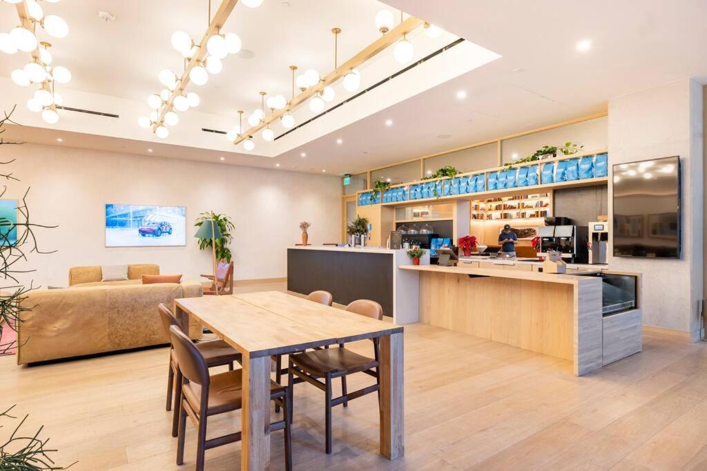 Central Modern W/ Amazing Luxury Amenities