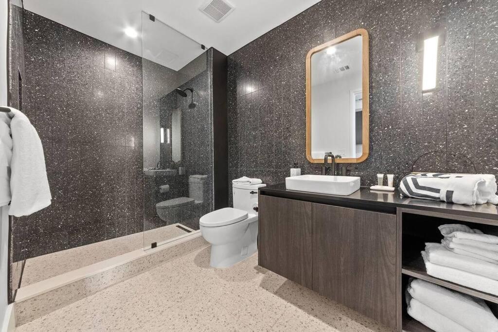 Central Modern W/ Amazing Luxury Amenities