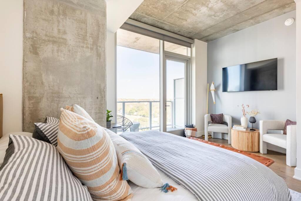 Central Modern W/ Amazing Luxury Amenities