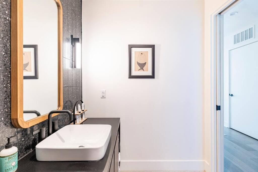 Central Modern W/ Amazing Luxury Amenities