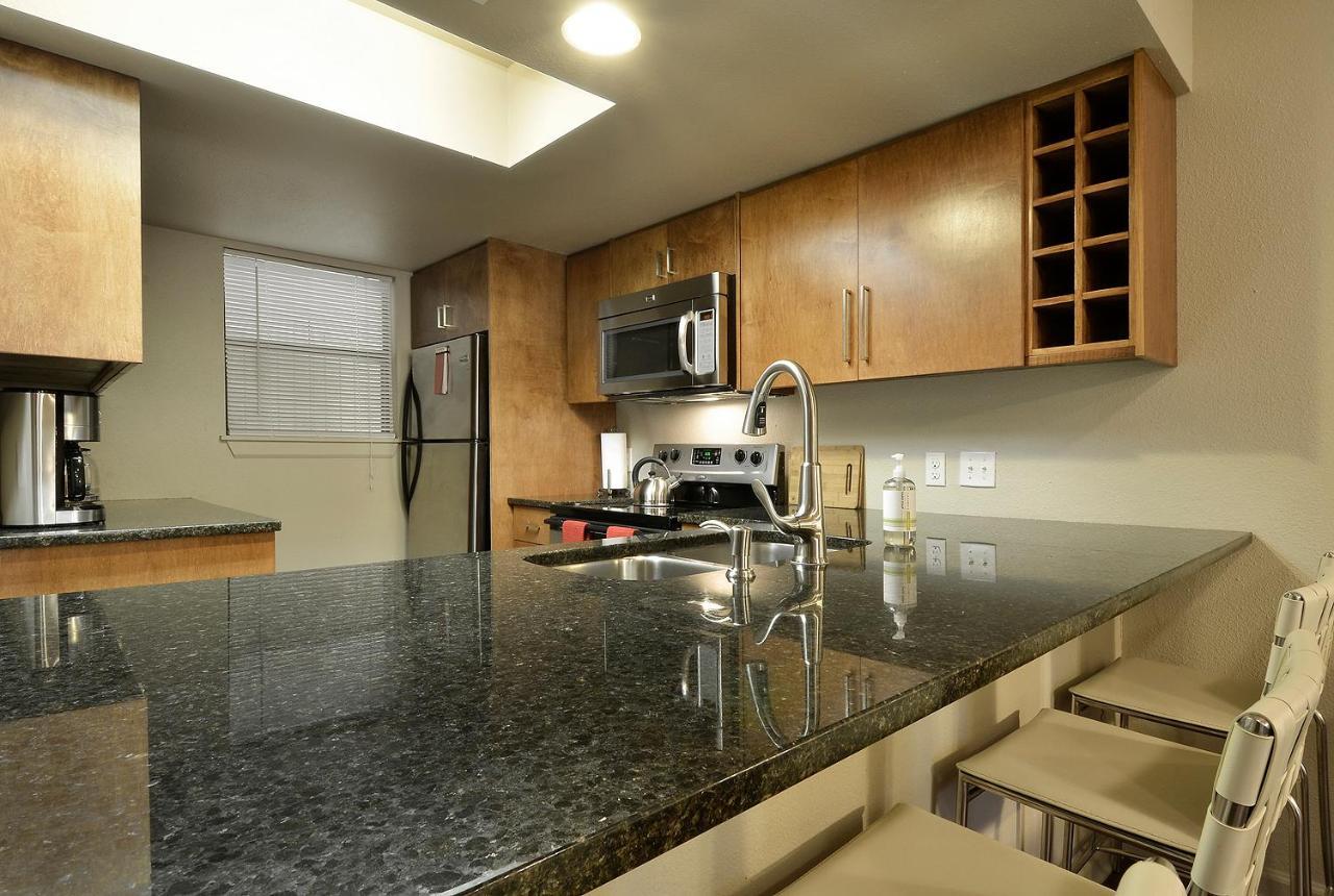 The Norwalk By Lodgewell - West Three's Company Vibes Apartment