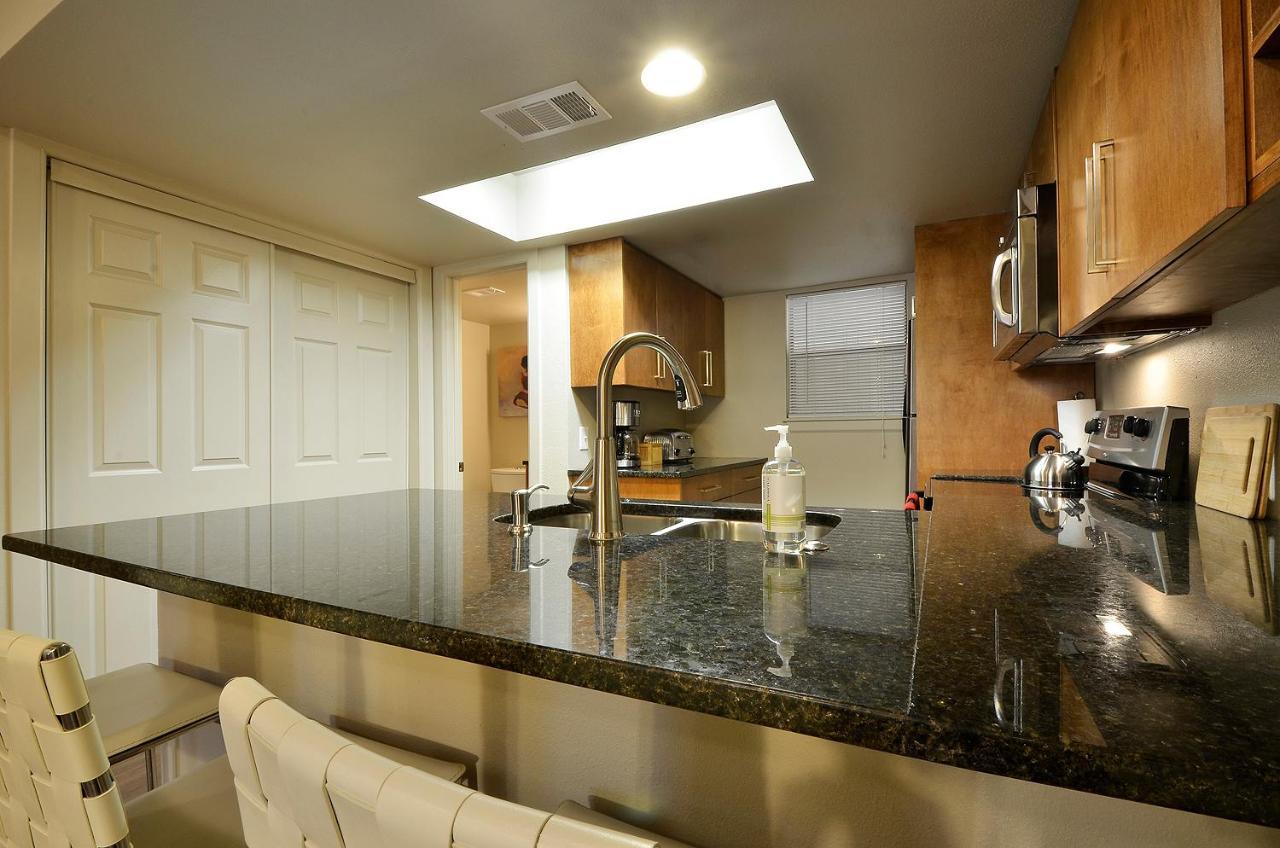 The Norwalk By Lodgewell - West Three's Company Vibes Apartment *