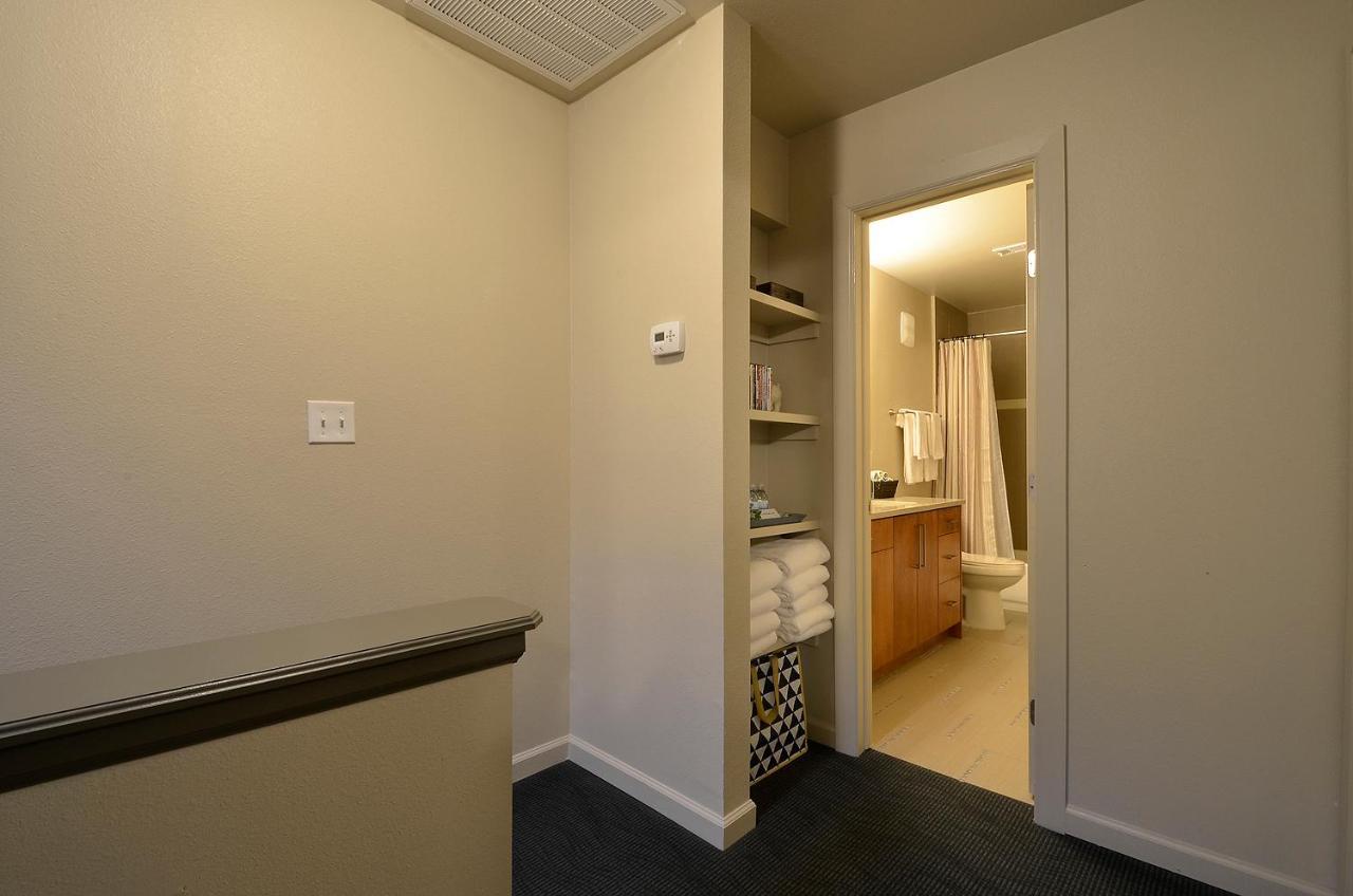 The Norwalk By Lodgewell - West Three's Company Vibes Apartment Austin