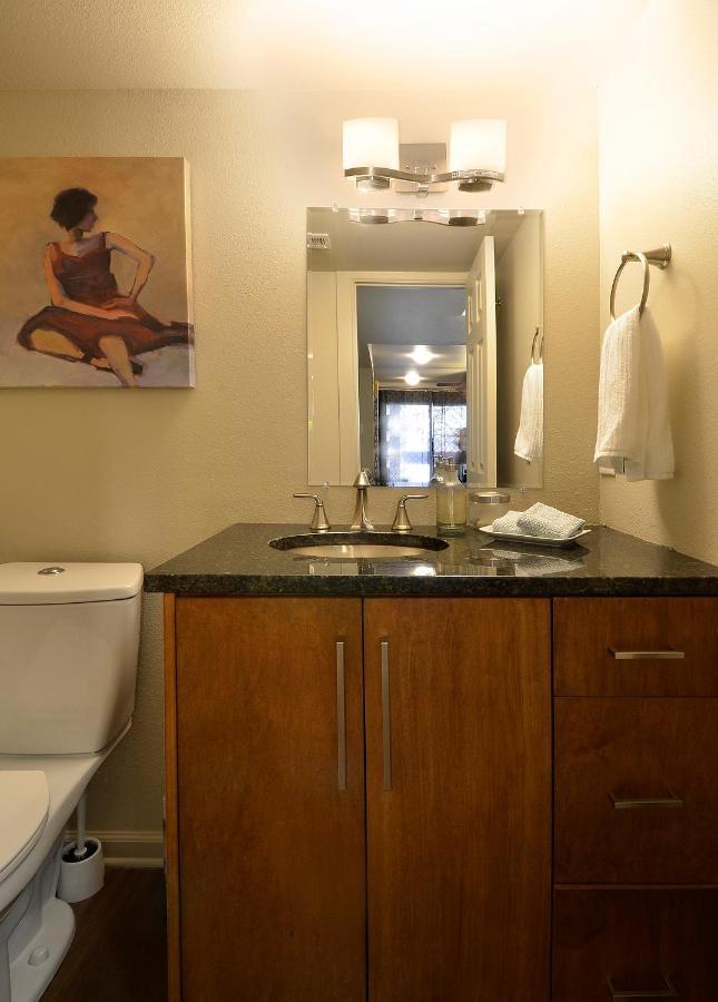 Apartment The Norwalk By Lodgewell - West Three's Company Vibes