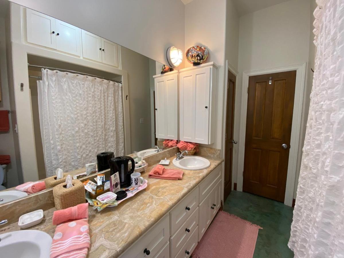 Bed & Breakfast The Rivery Retreat, Choose From Luxury Or In Hill Country Austin