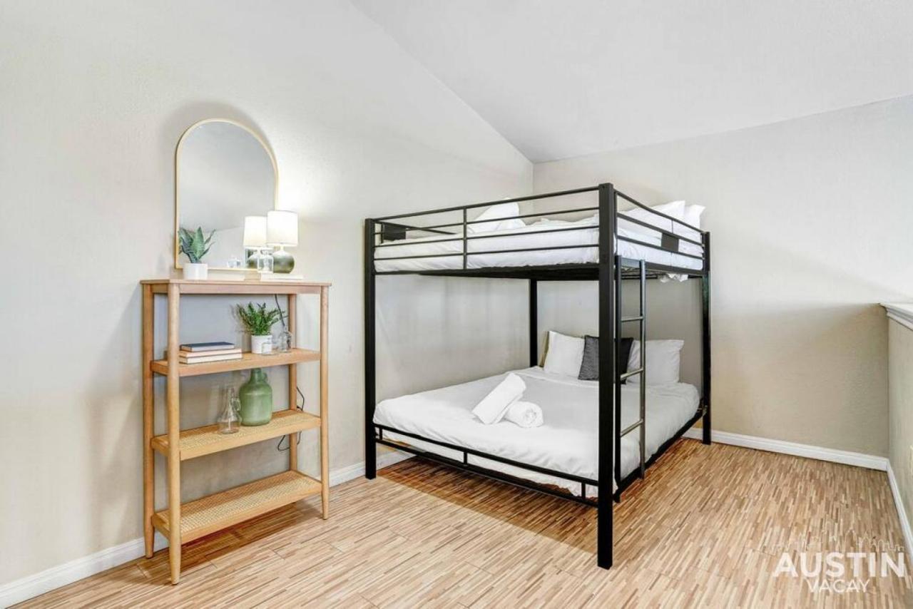 Space For 8 Near Downtown Easy Walk To Ut Campus Apartment Austin