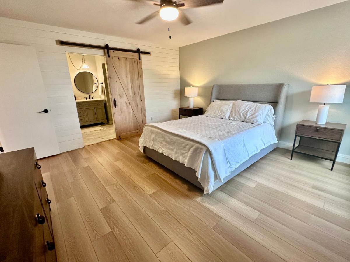Cozy Oak Hill Retreat With Pool Holiday home