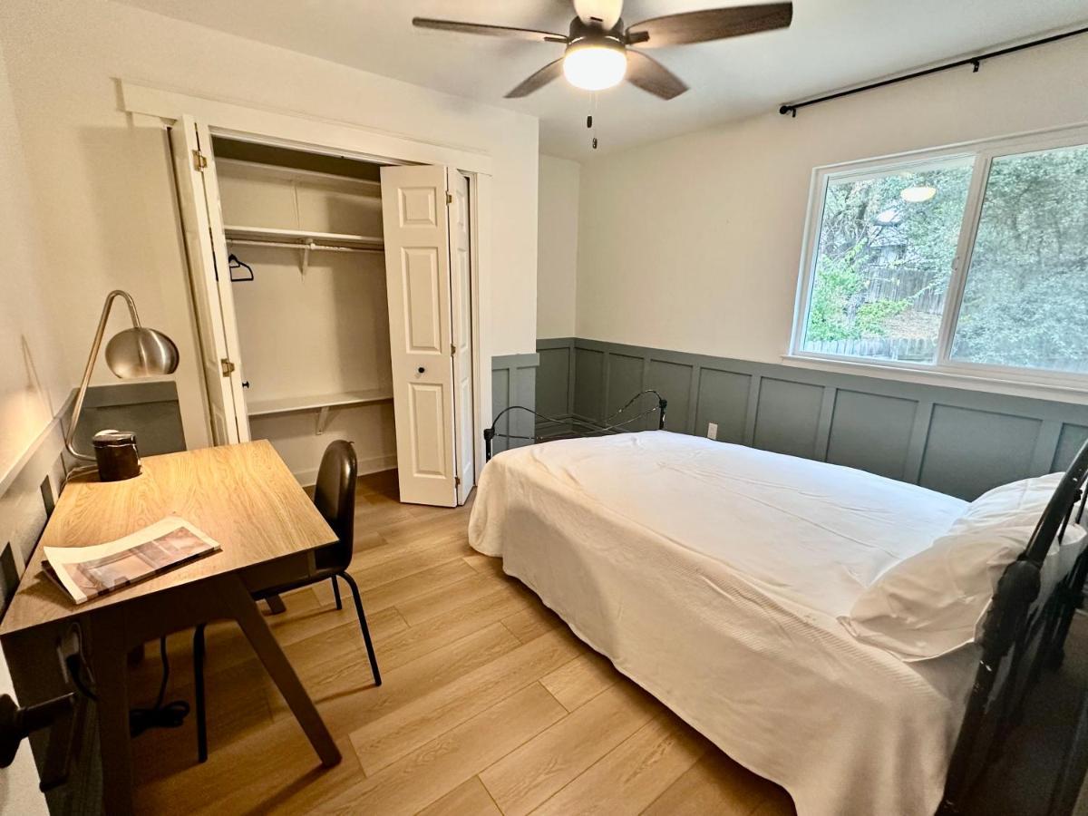 Holiday home Cozy Oak Hill Retreat With Pool