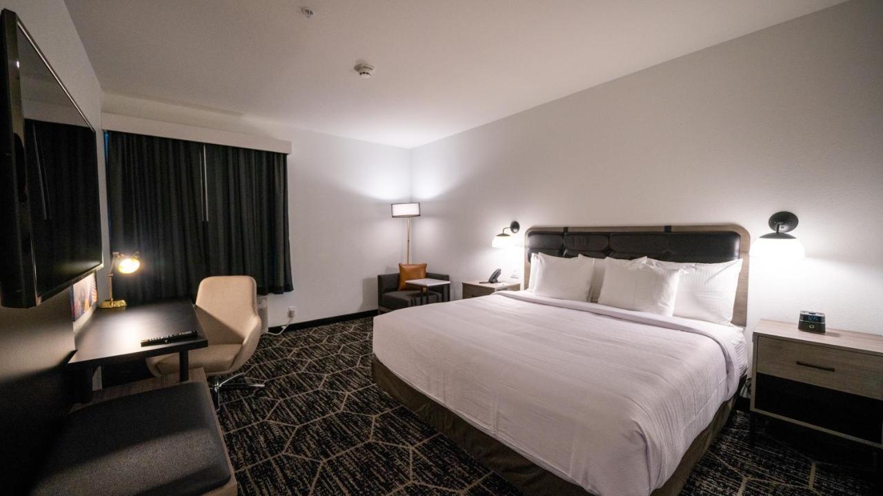Hotel La Quinta & By Wyndham Parmer Tech Ridge