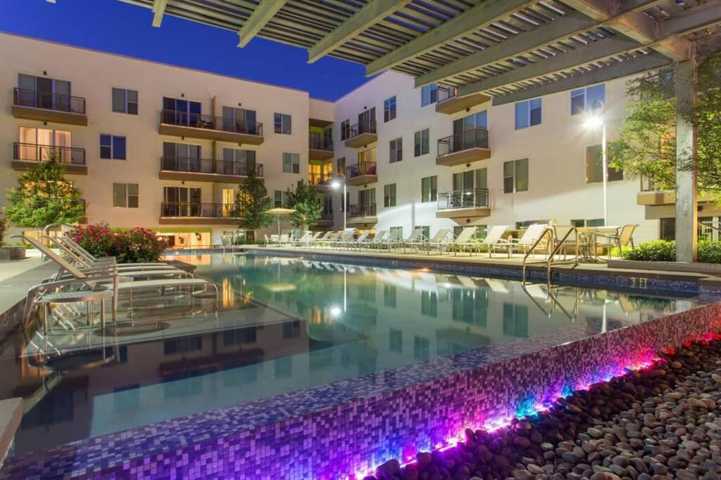 Luxury - Spacious 1bd 1ba With 4 Beds Located In Domain,