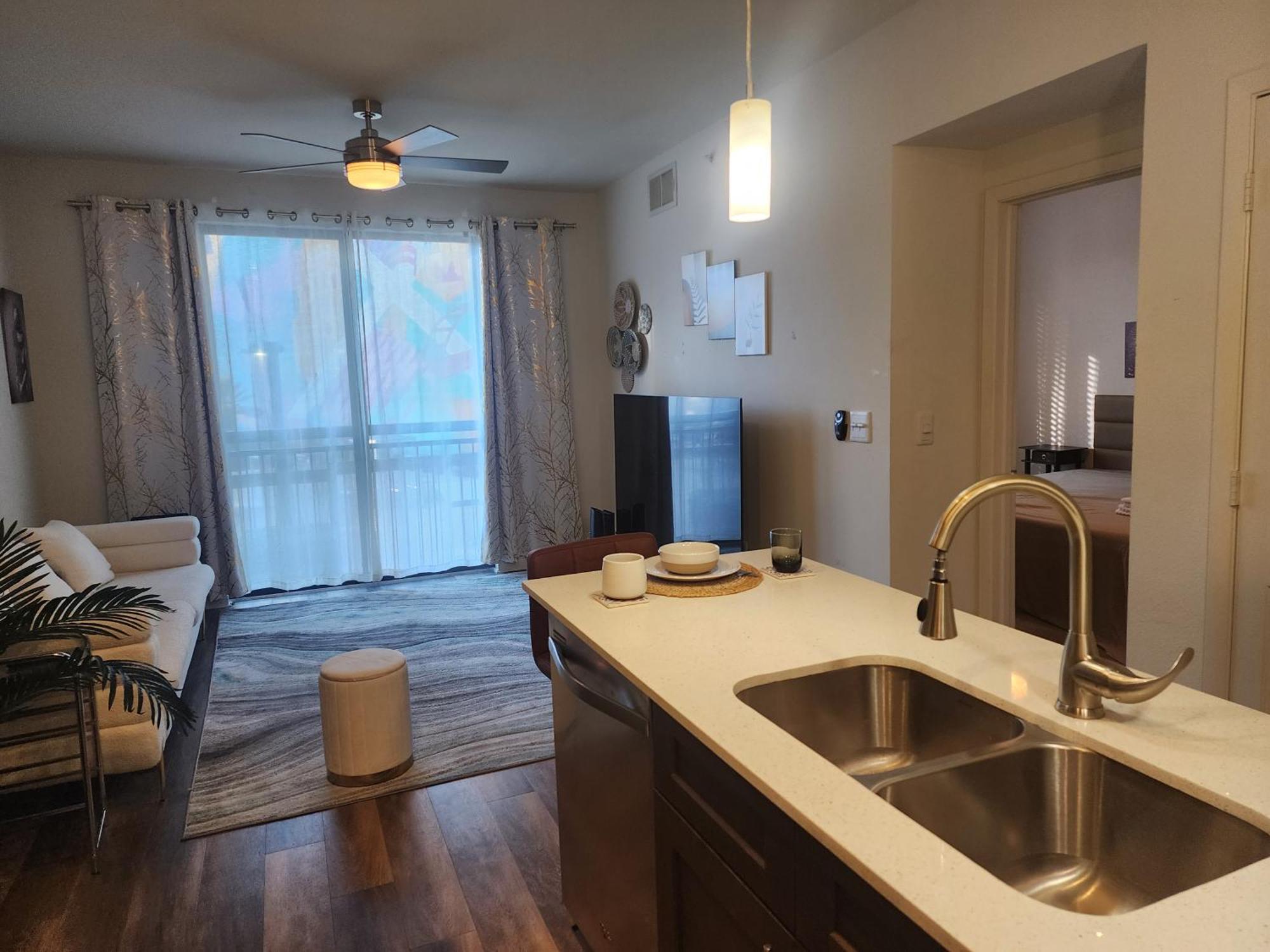 Luxury - Spacious 1bd 1ba With 4 Beds Located In Domain, Apartment