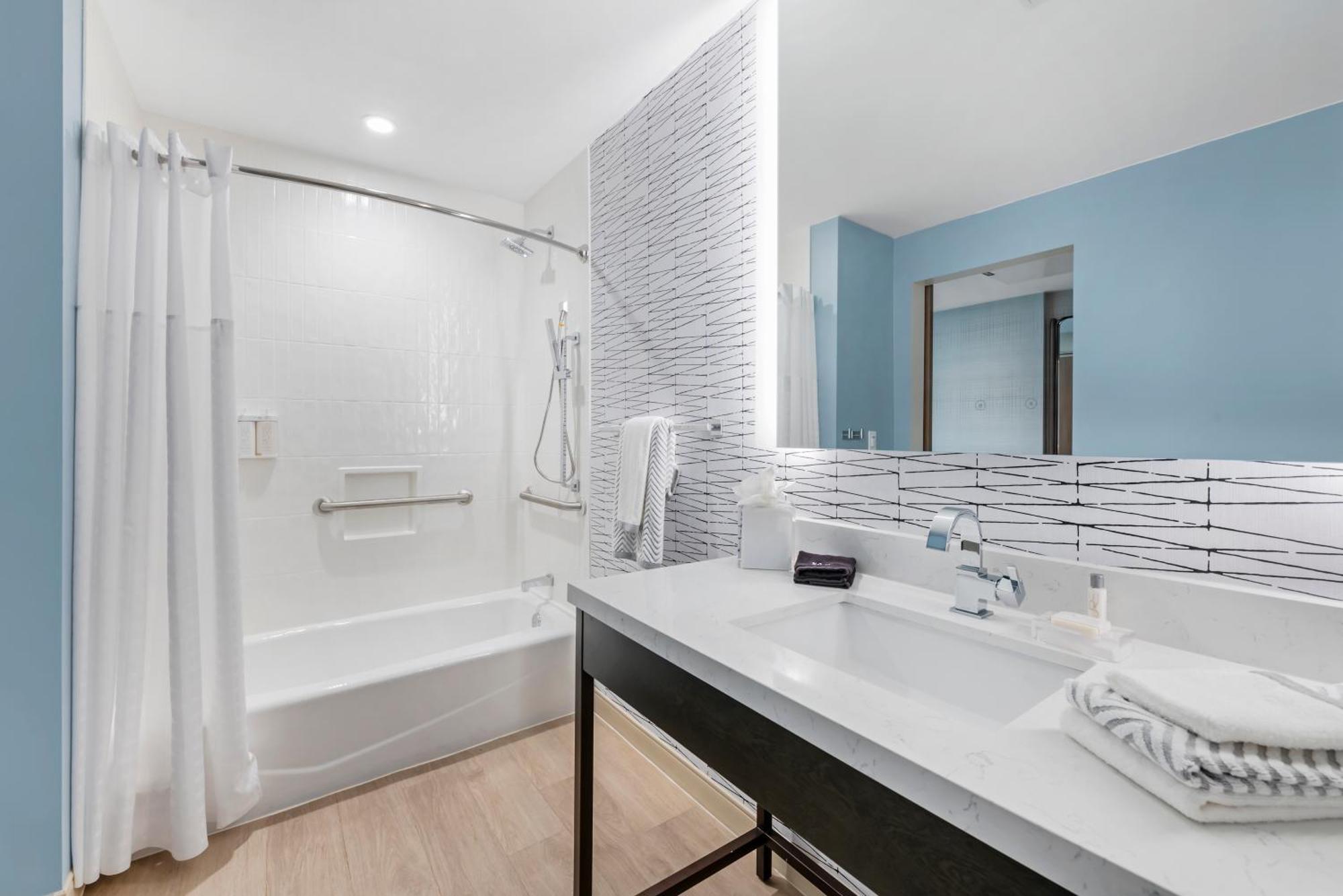 Cambria Downtown 4*