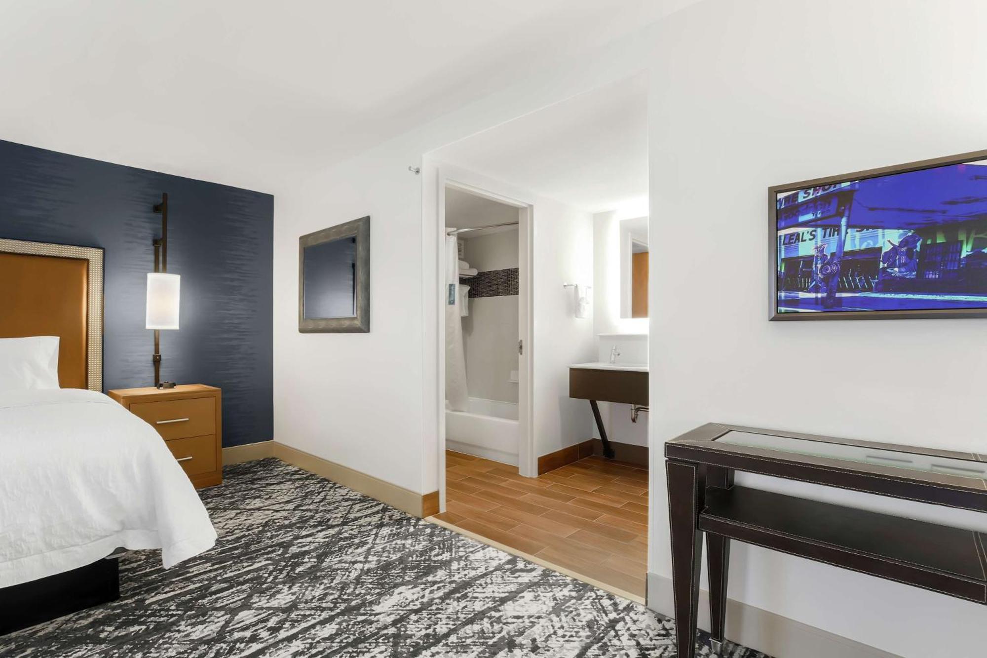Hampton & Austin-downtown/convention Center 3*