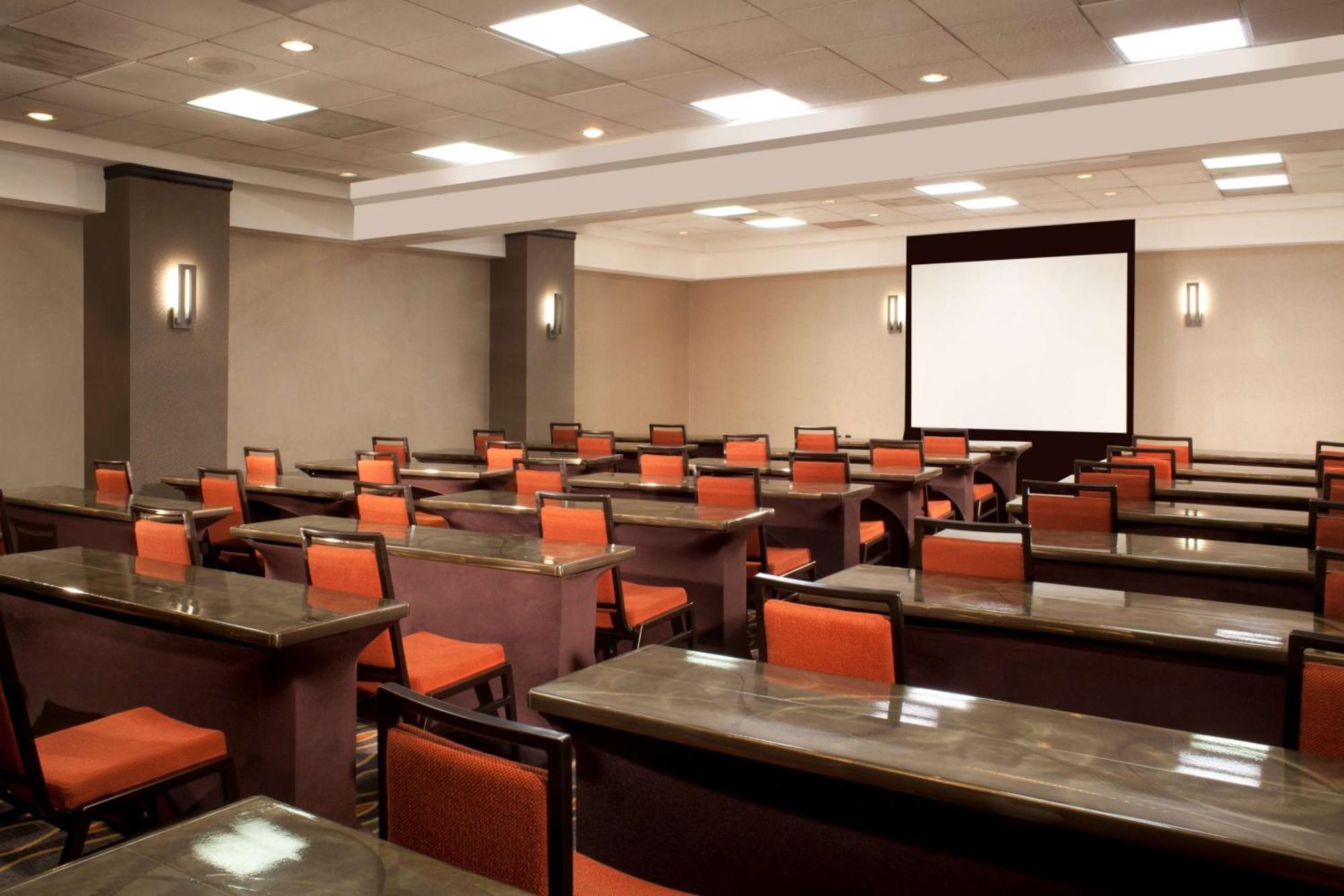 Hotel Embassy By Hilton Arboretum Austin