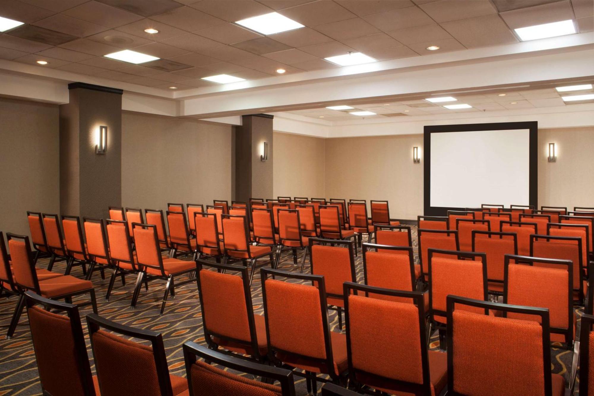 Hotel Embassy By Hilton Arboretum 4*
