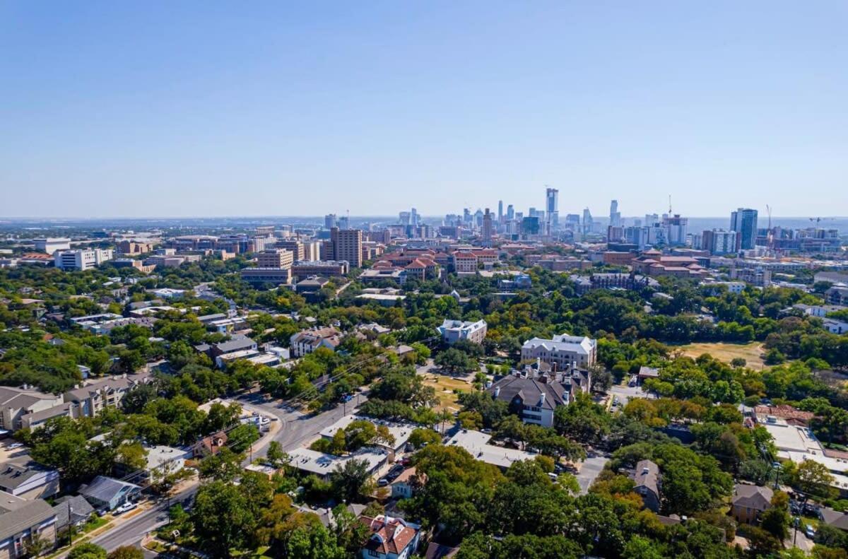 Apartment The Modern I Sleep 5 I Close To Downtown I Roku Tv