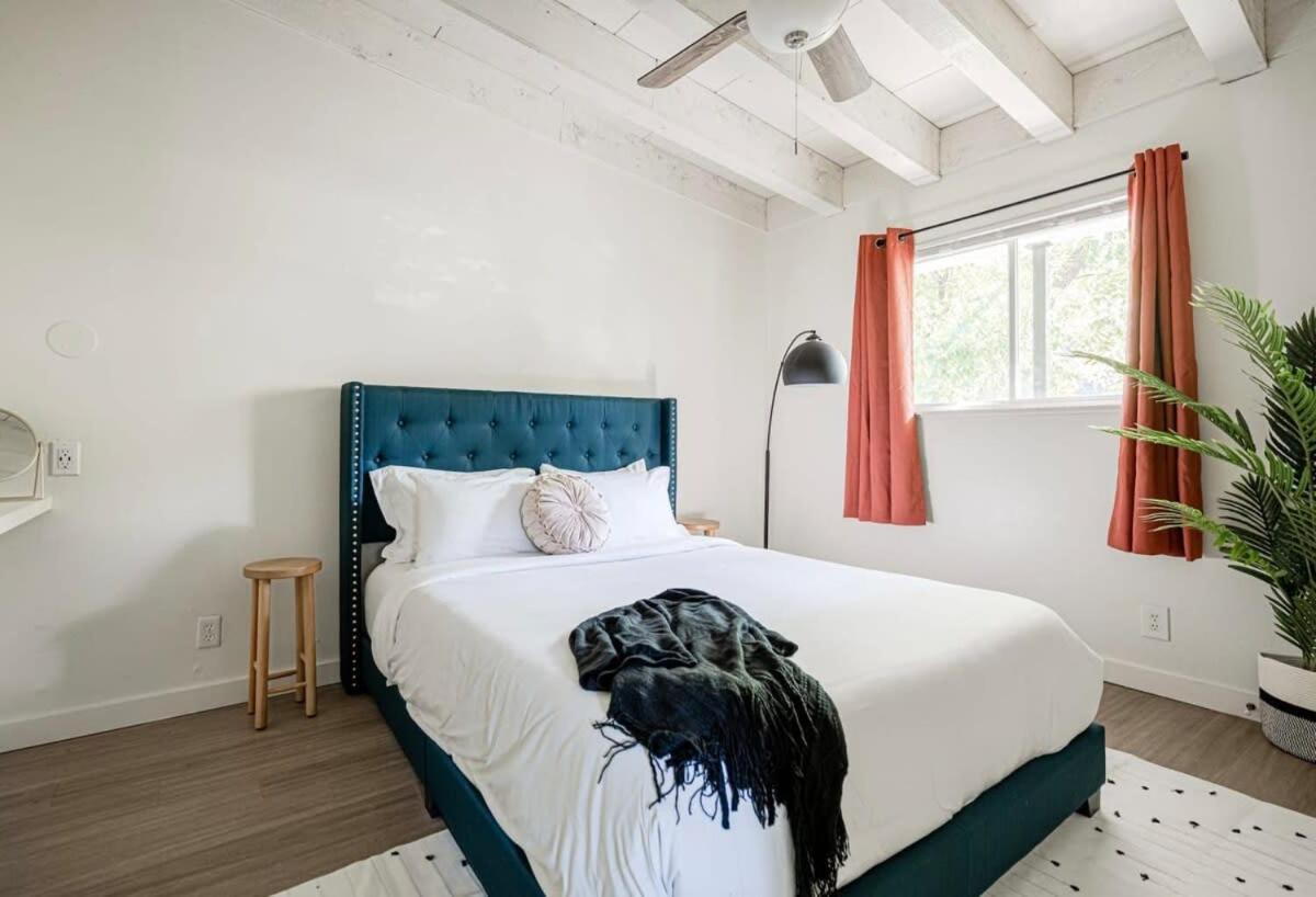 Apartment The Modern I Sleep 5 I Close To Downtown I Roku Tv