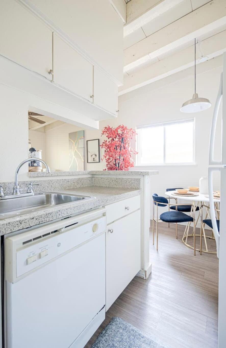 Apartment The Modern I Sleep 5 I Close To Downtown I Roku Tv