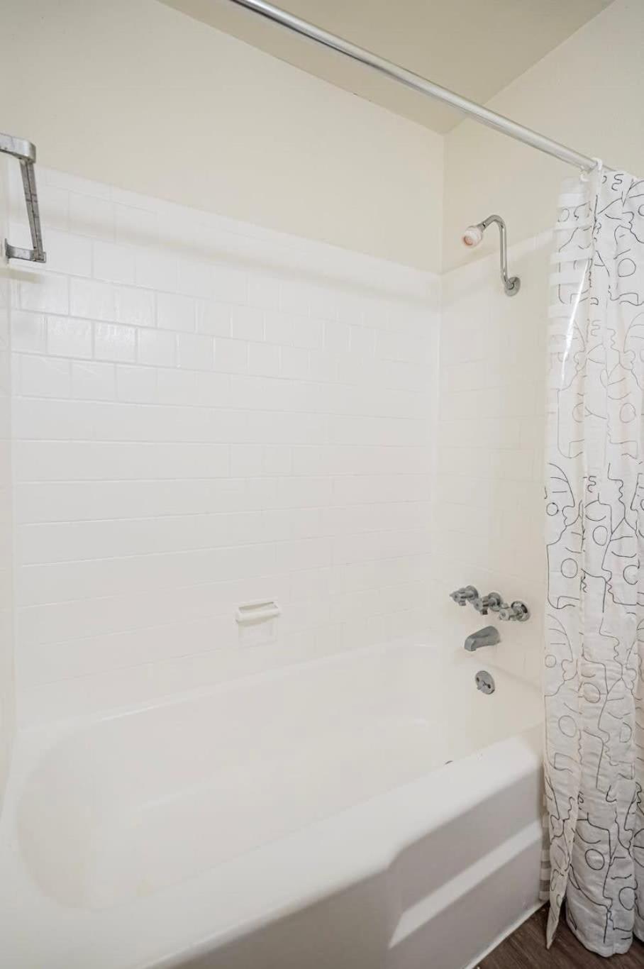 Apartment The Modern I Sleep 5 I Close To Downtown I Roku Tv