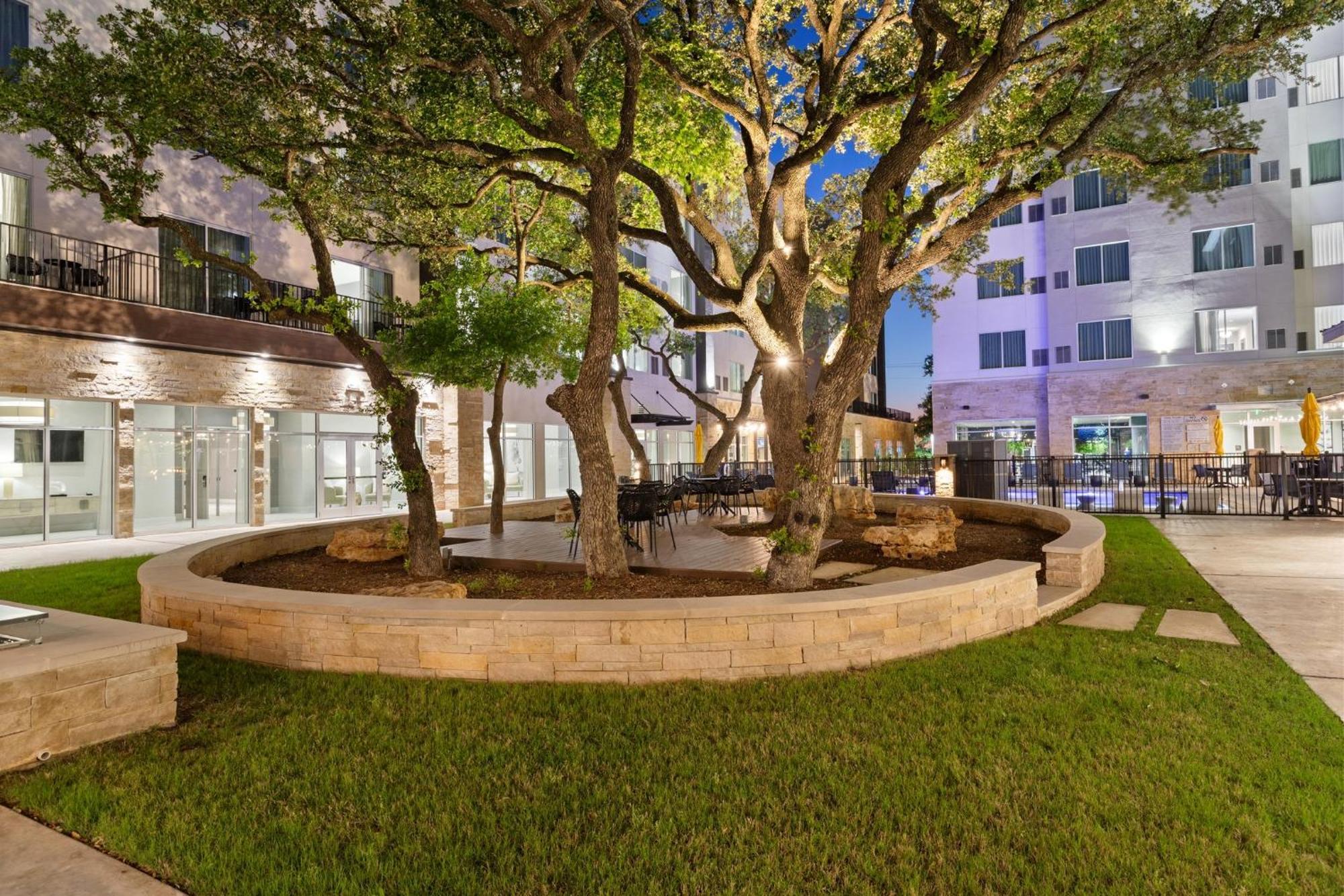 Even Uptown Near The Domain By Ihg 4*