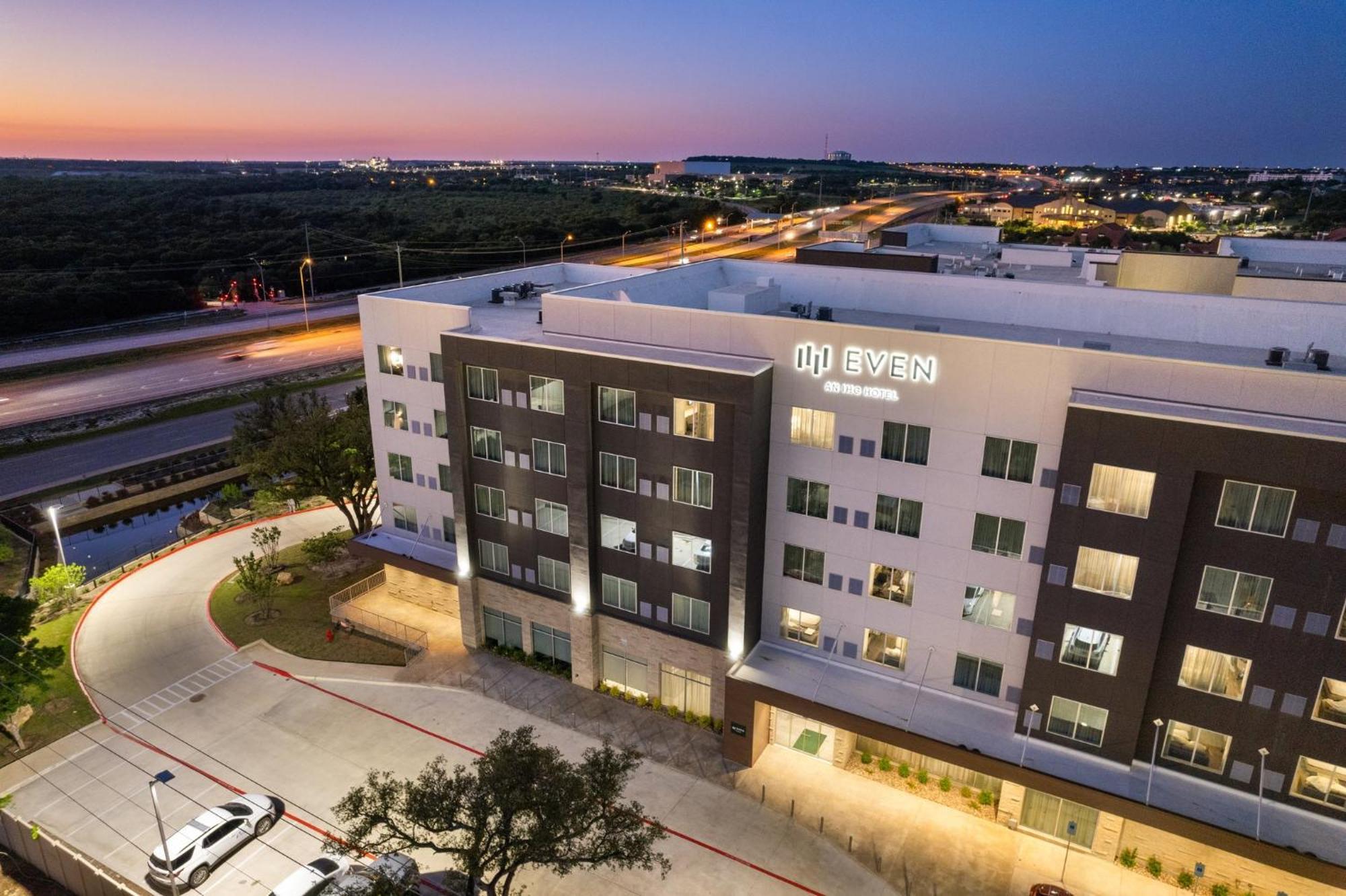 Even Uptown Near The Domain By Ihg 4*