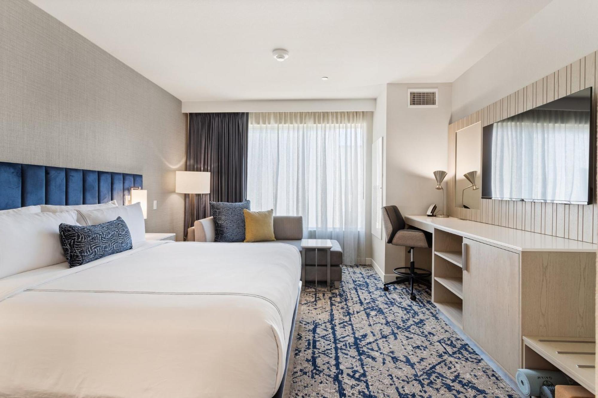 Even Uptown Near The Domain By Ihg 4*