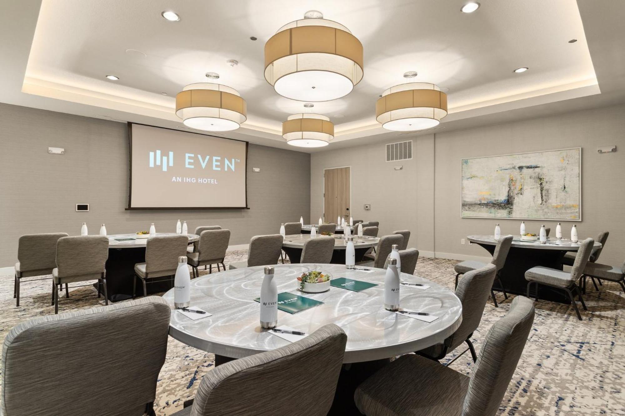 Even Uptown Near The Domain By Ihg 4*