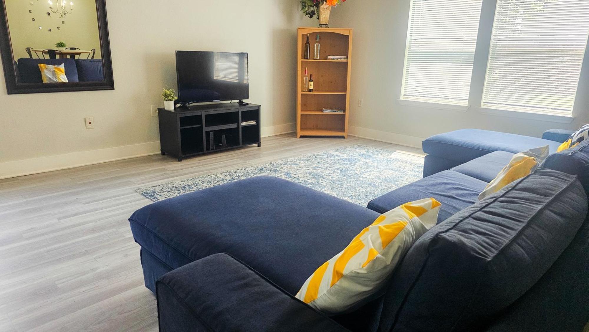 Cozy Near Downtown And Airport Holiday home *