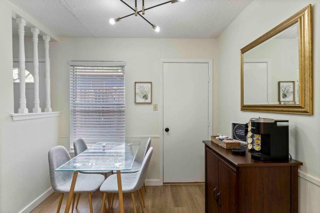 3 Bedroom Workspace-foodies Dream! Close To Zilker, & Downtown! Holiday home
