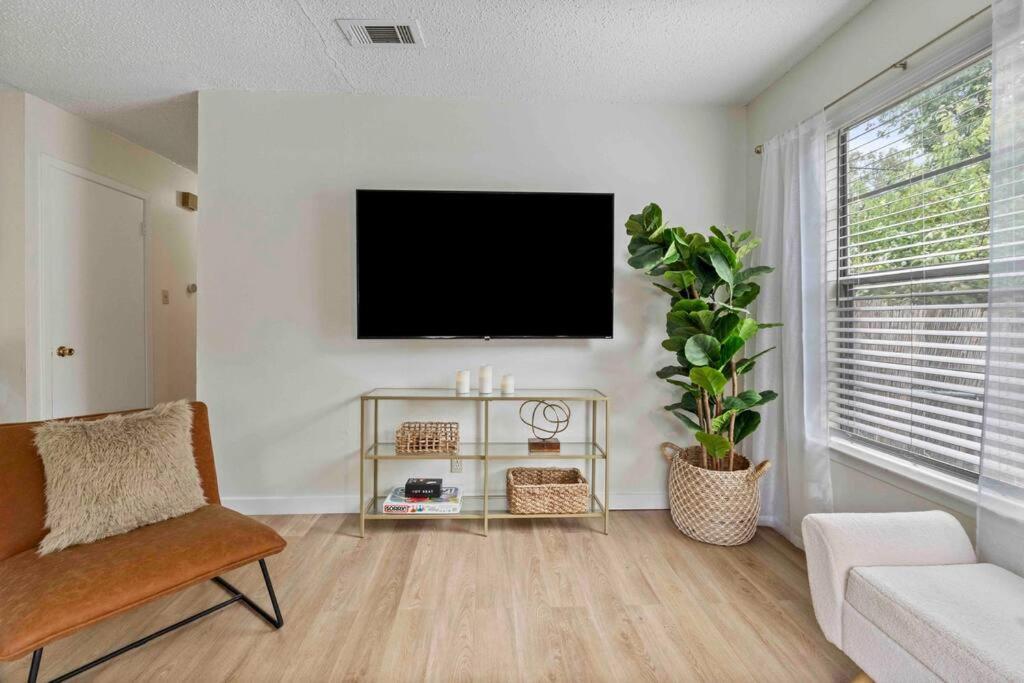 3 Bedroom Workspace-foodies Dream! Close To Zilker, & Downtown! Holiday home