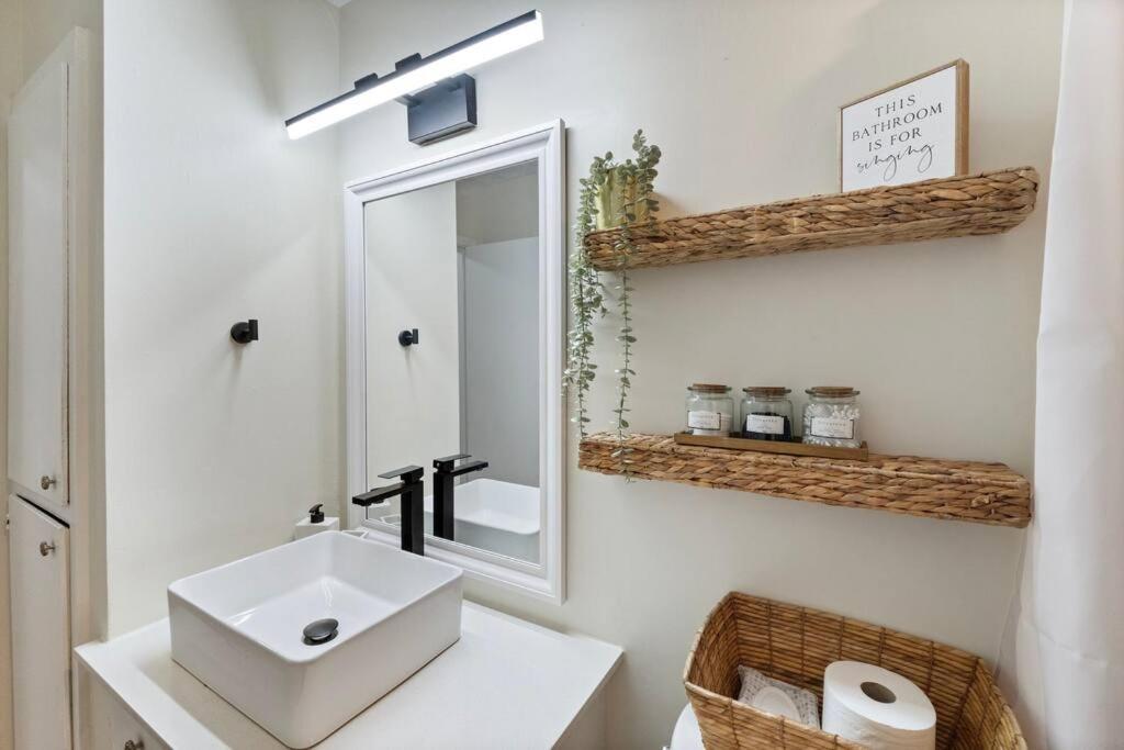 3 Bedroom Workspace-foodies Dream! Close To Zilker, & Downtown! Holiday home *