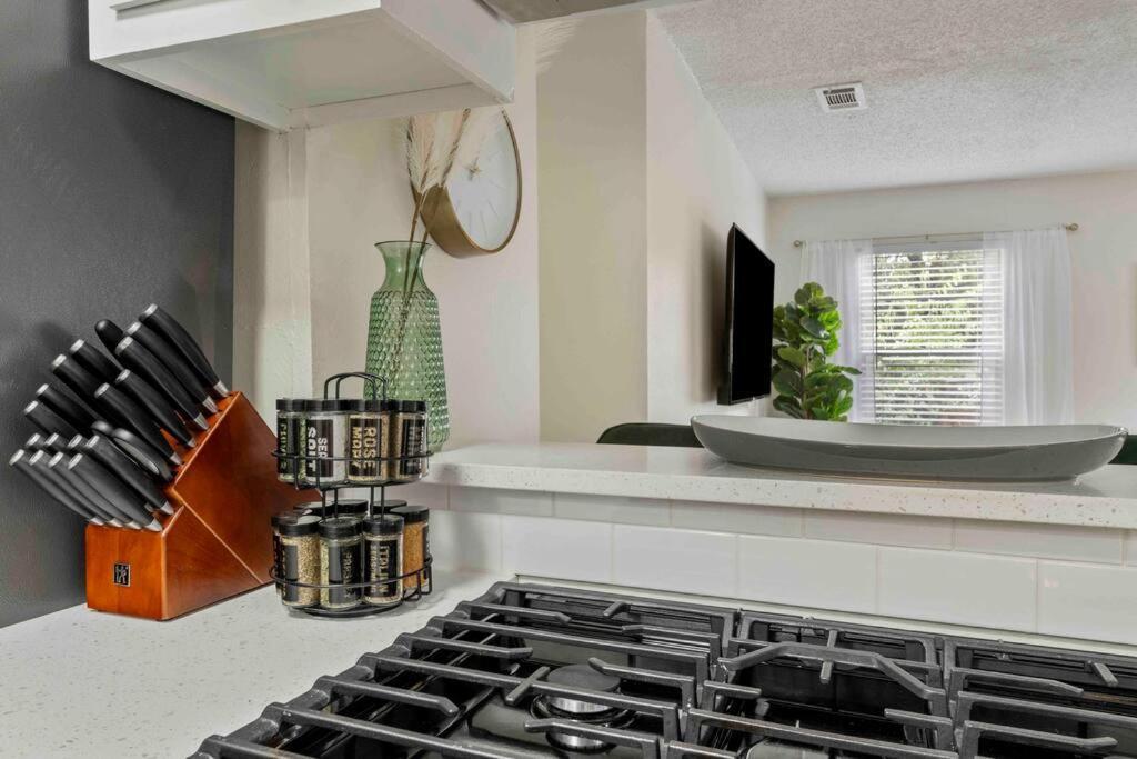 Holiday home 3 Bedroom Workspace-foodies Dream! Close To Zilker, & Downtown! *