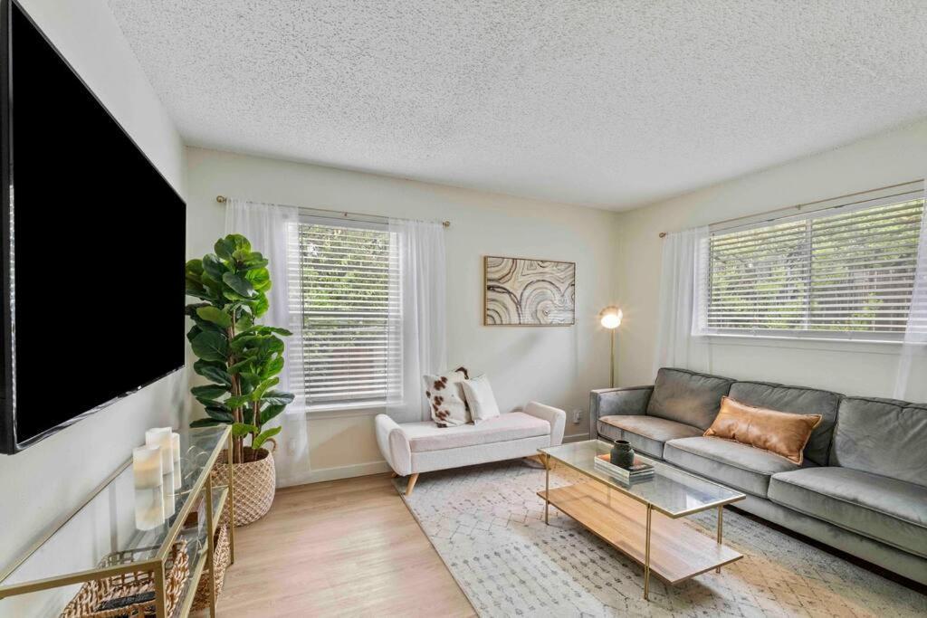 3 Bedroom Workspace-foodies Dream! Close To Zilker, & Downtown! Holiday home Austin