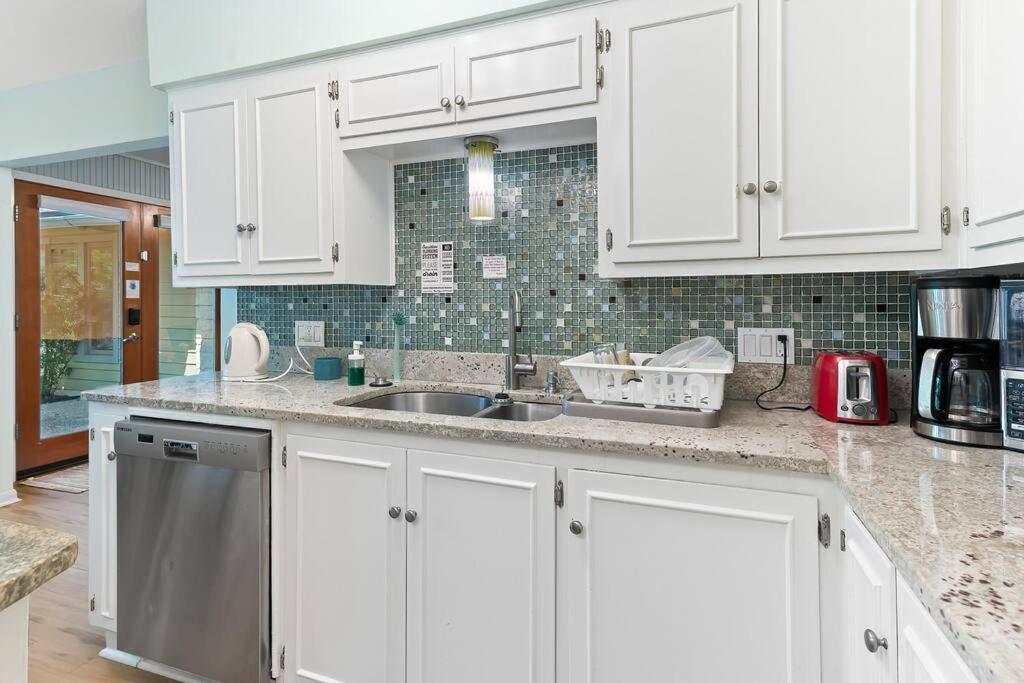 5br Double Unit On Creek - Large Yard - Sleeps 12 *