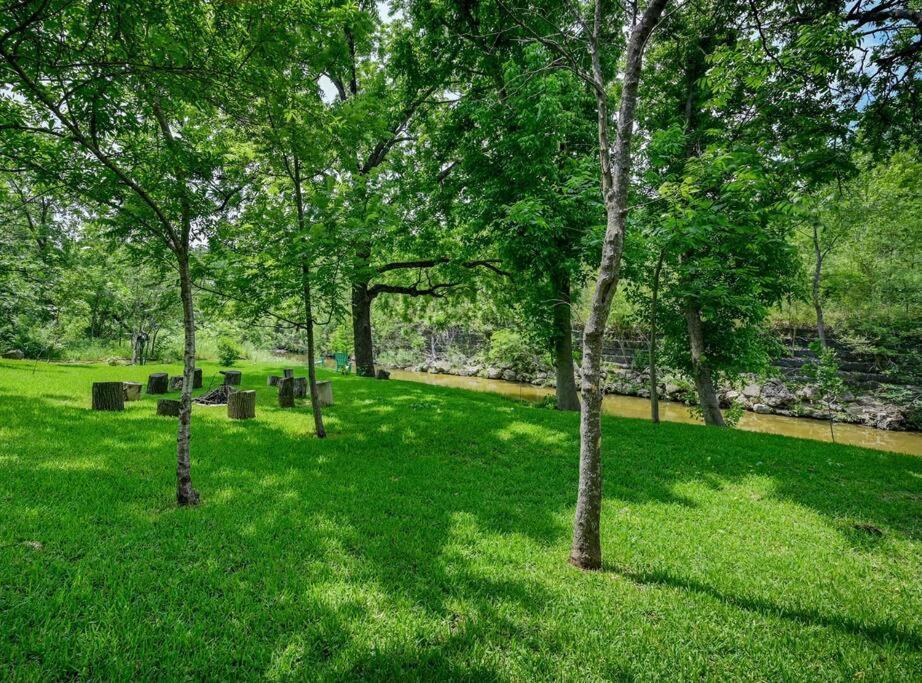 5br Double Unit On Creek - Large Yard - Sleeps 12 Holiday home *