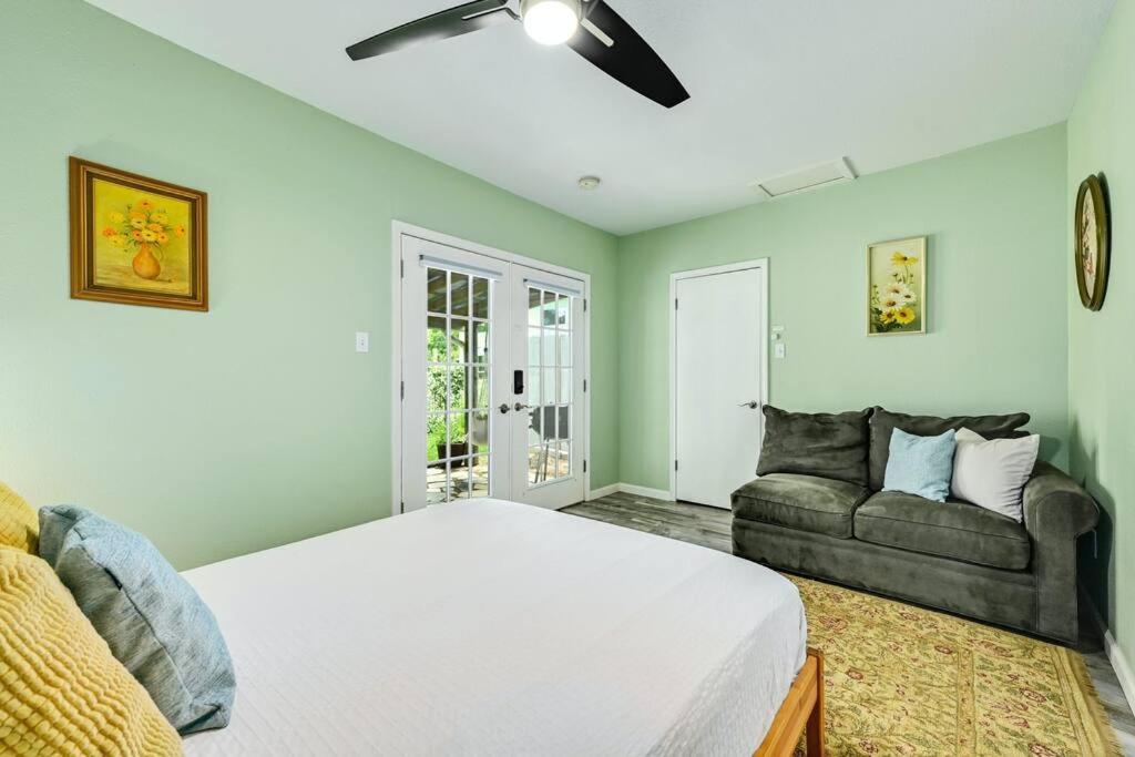 5br Double Unit On Creek - Large Yard - Sleeps 12 Holiday home