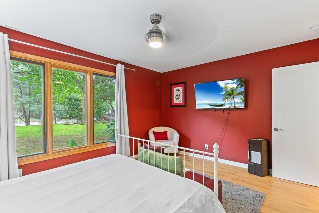 5br Double Unit On Creek - Large Yard - Sleeps 12 Holiday home