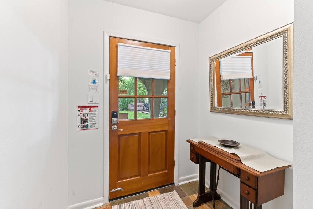 Holiday home 5br Double Unit On Creek - Large Yard - Sleeps 12