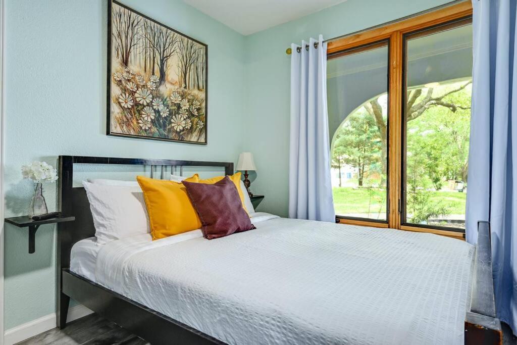 5br Double Unit On Creek - Large Yard - Sleeps 12 Holiday home *