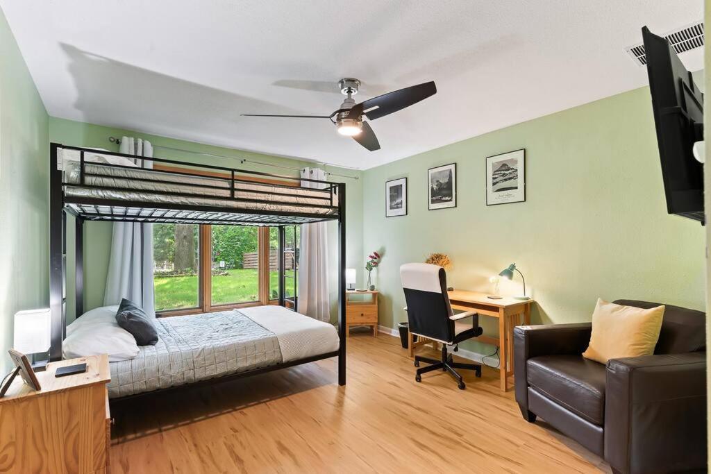 5br Double Unit On Creek - Large Yard - Sleeps 12 Holiday home Austin