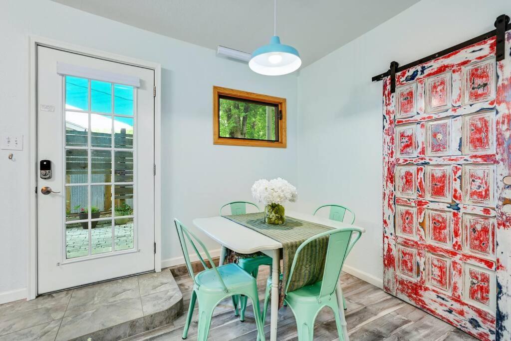 5br Double Unit On Creek - Large Yard - Sleeps 12 Holiday home Austin