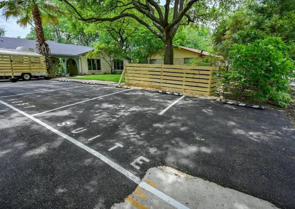 5br Double Unit On Creek - Large Yard - Sleeps 12 Holiday home *