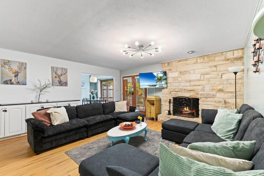 Holiday home 5br Double Unit On Creek - Large Yard - Sleeps 12 Austin