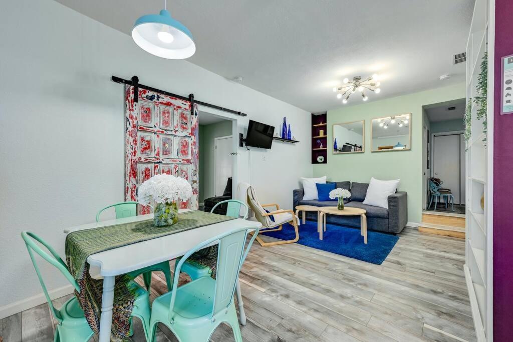 5br Double Unit On Creek - Large Yard - Sleeps 12 Holiday home *