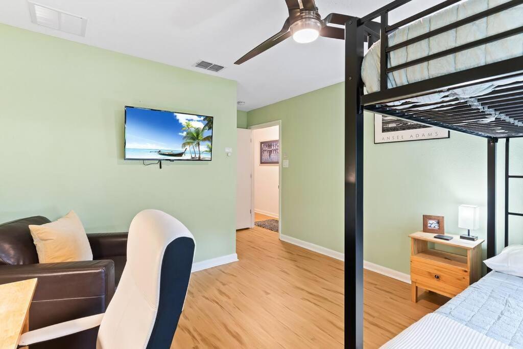 Holiday home 5br Double Unit On Creek - Large Yard - Sleeps 12 *