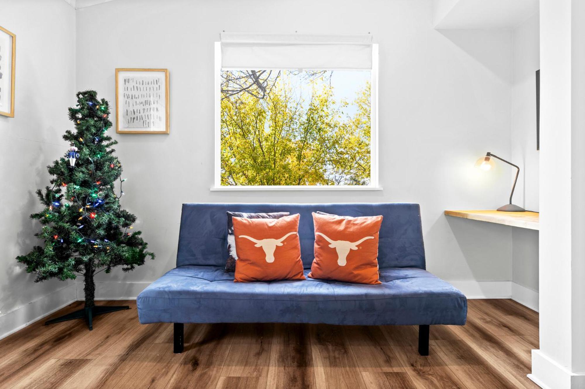 Holiday home Authentic Texas Beauty By 6th Street Walk To Downtown Eateries