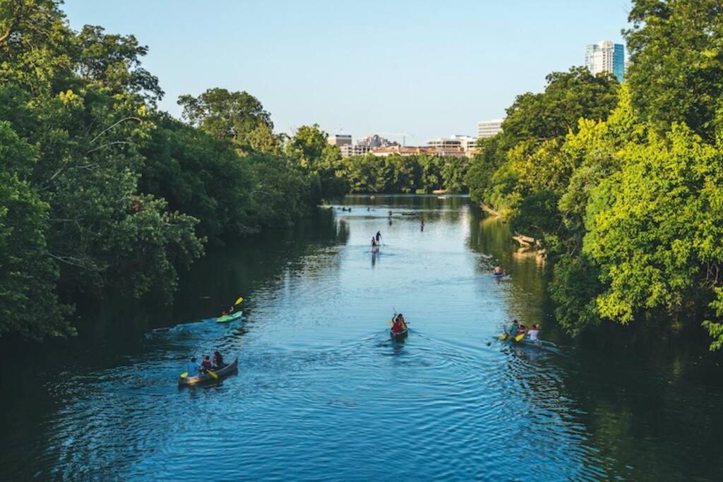Holiday home Authentic Texas Beauty By 6th Street Walk To Downtown Eateries *