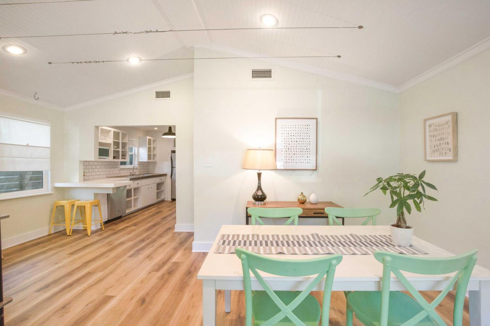 Holiday home Authentic Texas Beauty By 6th Street Walk To Downtown Eateries