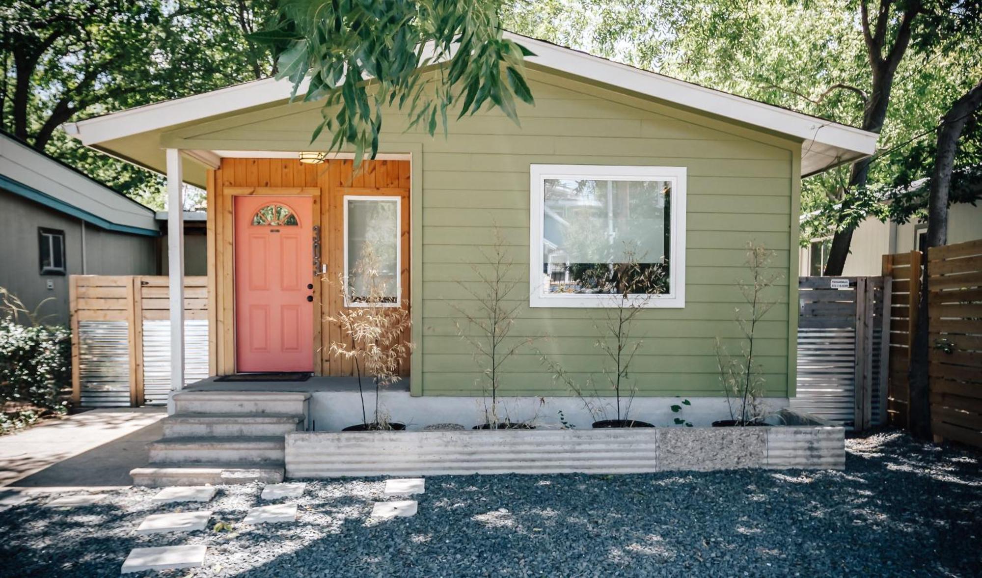 Authentic Texas Beauty By 6th Street Walk To Downtown Eateries Holiday home